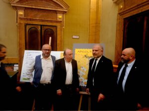 Scopri di più sull'articolo Presentato il Francobollo Dedicato all’Apicoltura: Un Omaggio al Bene Comune