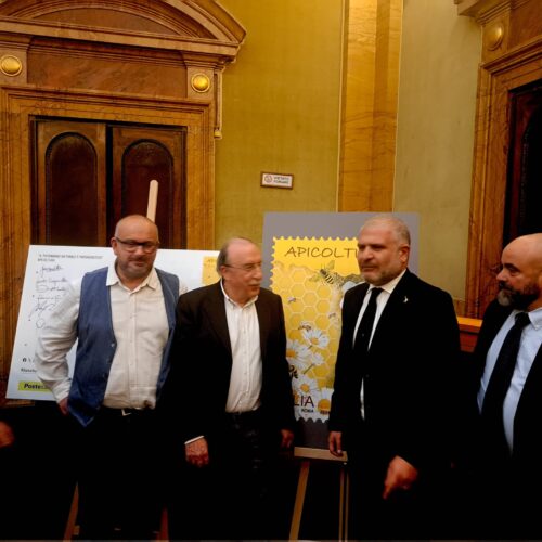Presentato il Francobollo Dedicato all’Apicoltura: Un Omaggio al Bene Comune